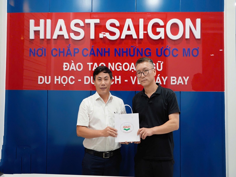 Trường Đại học Daegu Catholic đến trao cúp cho Du học Hiast 