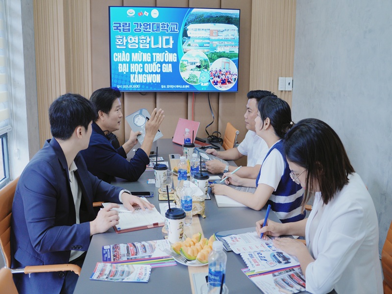 Đại diện Đại Học Quốc gia Kangwon Gặp Gỡ Du Học Hiast tháng 9/2025