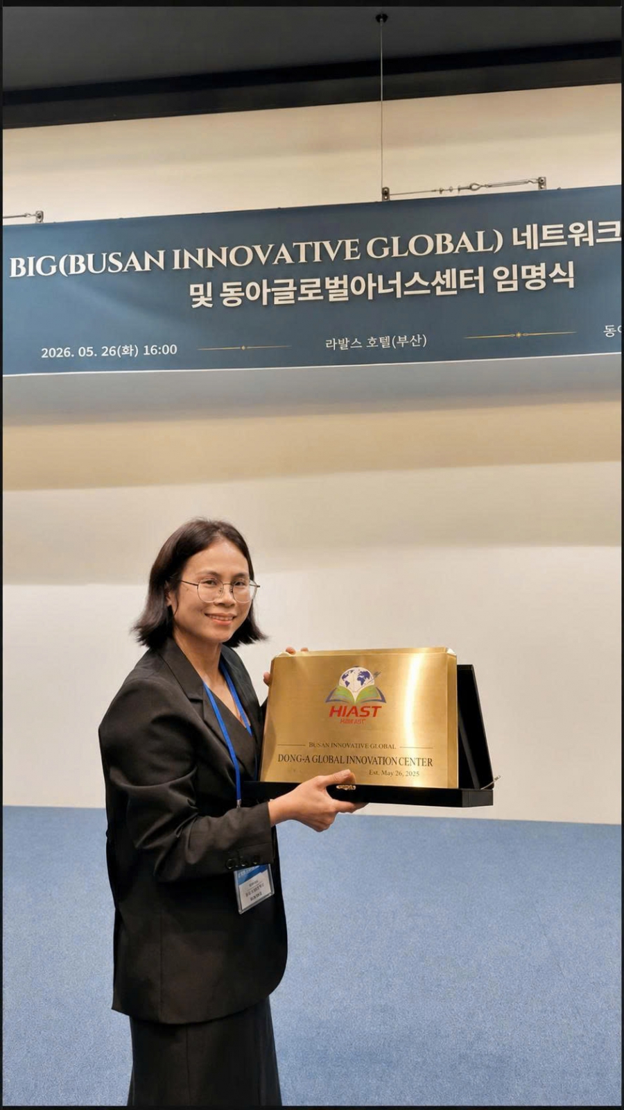 Đại diện HIAST vinh dự nhận kỷ niệm chương chứng nhận sự ra mắt của Trung tâm Đổi mới Toàn cầu Dong-A (Dong-A Global Innovation Center) vào ngày 26/05/2026.