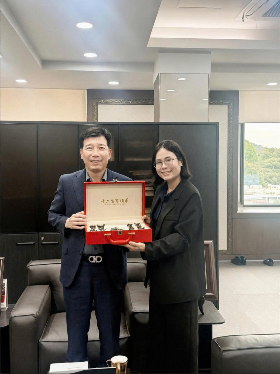 Đích thân lãnh đạo cấp cao của Trường Đại học Dong-A (Top 2 Busan) trao tặng món quà lưu niệm trang trọng cho đại diện Du học HIAST trong chuyến công tác làm việc tại Hàn Quốc.