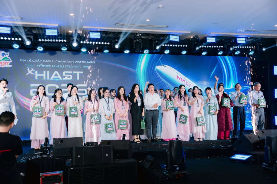TRỌN VẸN KHOẢNH KHẮC RỰC RỠ TẠI TỔNG KHAI GIẢNG HIAST 2026