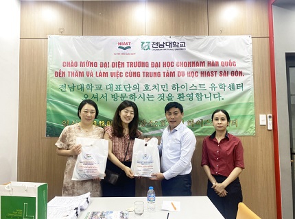 Đại diện trường ĐHQG Chonnam gặp gỡ, phỏng vấn SV Du học Hiast