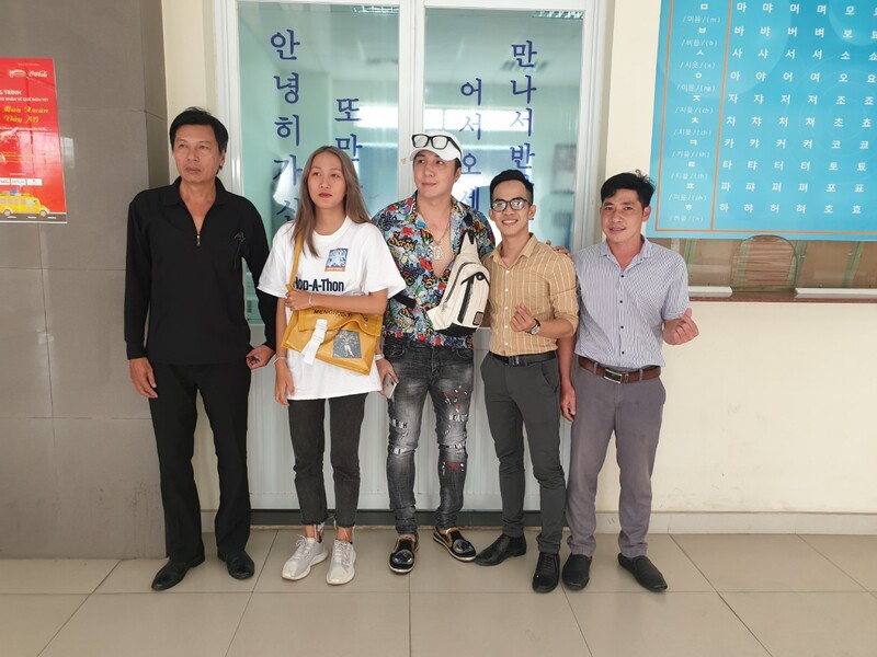 Ca sĩ Lâm Chấn Khang tin tưởng chọn Trung tâm Du học Hiast cho cháu nhập học
